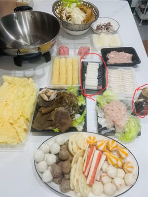 四川風火鍋と重慶風火鍋では、餅入り火鍋もぜひお試しください。

火鍋を楽しむなら、火鍋のタレは絶対に欠かせません。まさに火鍋の真髄であり、レストランで食べるのと遜色ない美味しさです。