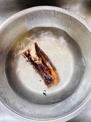 下茹で（四川風ベーコンと重慶風ベーコンの場合）
ベーコンを使わない場合は、目玉焼きやハムで代用できます。この手順は不要です。

〜この手順は、豚肉と羊肉を皮付きのまま調理する手順です。豚肉と羊肉の部位は、皮を焼くことをお勧めします（皮を焼くことで、ベーコンの臭みが効果的に除去され、肉が締まり、食感が良くなり、不純物も除去されます）。焼いた後、皮をぬるま湯に約20分浸し、皮をこそげ取ってよくすすいでください。四川風ベーコンと重慶風ベーコンは、塩気を抜くために20分ほど茹で、8割ほど火が通るまで加熱してください。