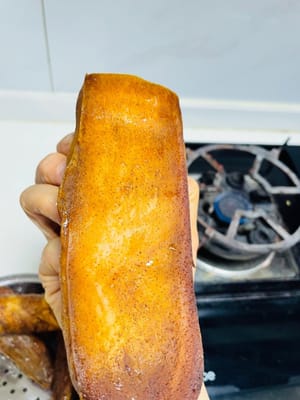下茹で（四川風ベーコンと重慶風ベーコンの場合）
ベーコンを使わない場合は、目玉焼きやハムで代用できます。この手順は不要です。

〜この手順は、豚肉と羊肉を皮付きのまま調理する手順です。豚肉と羊肉の部位は、皮を焼くことをお勧めします（皮を焼くことで、ベーコンの臭みが効果的に除去され、肉が締まり、食感が良くなり、不純物も除去されます）。焼いた後、皮をぬるま湯に約20分浸し、皮をこそげ取ってよくすすいでください。四川風ベーコンと重慶風ベーコンは、塩気を抜くために20分ほど茹で、8割ほど火が通るまで加熱してください。