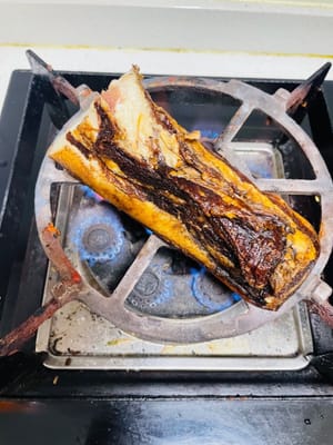 下茹で（四川風ベーコンと重慶風ベーコンの場合）
ベーコンを使わない場合は、目玉焼きやハムで代用できます。この手順は不要です。

〜この手順は、豚肉と羊肉を皮付きのまま調理する手順です。豚肉と羊肉の部位は、皮を焼くことをお勧めします（皮を焼くことで、ベーコンの臭みが効果的に除去され、肉が締まり、食感が良くなり、不純物も除去されます）。焼いた後、皮をぬるま湯に約20分浸し、皮をこそげ取ってよくすすいでください。四川風ベーコンと重慶風ベーコンは、塩気を抜くために20分ほど茹で、8割ほど火が通るまで加熱してください。