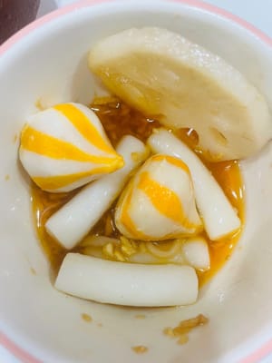 四川風火鍋と重慶風火鍋では、餅入り火鍋もぜひお試しください。

火鍋を楽しむなら、火鍋のタレは絶対に欠かせません。まさに火鍋の真髄であり、レストランで食べるのと遜色ない美味しさです。
