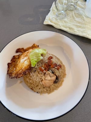 盛好蔴油雞飯。加多一隻蛋😊