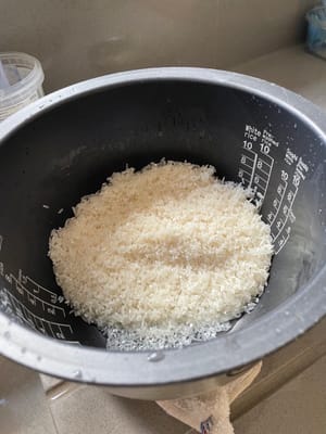 將米加入電飯煲，洗淨並瀝乾水分。
