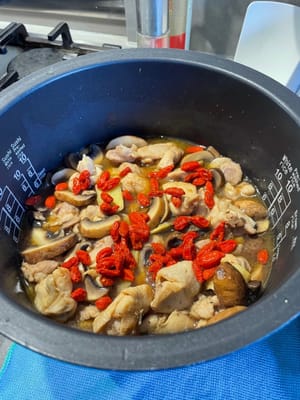 把枸杞料酒瀝去，舖在食物上。
