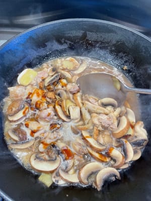 讓鑊中食物煮一下，使雞件吸收酒味。