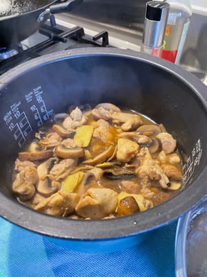 當湯汁沸騰起來，關火。把鑊中食物倒進裝有米粒的電飯煲內。