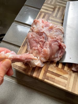 洗淨雞上髀肉，為了減少油膩，三隻留雞皮，三隻撕掉雞皮。洗淨後剔去骨頭。