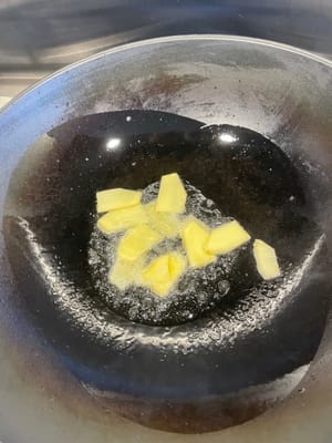 熱鑊下油，爆香薑片。