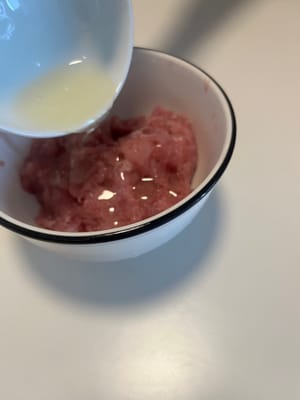 Mezcle el azúcar, la salsa de soja, la pimienta blanca y la maicena, luego agregue el aceite y deje marinar durante 15 minutos.