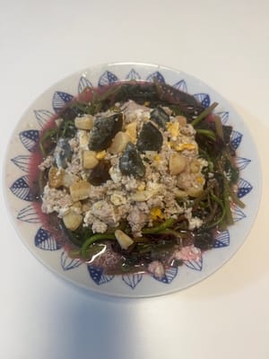 Vierta la sopa cocida y la carne picada sobre el amaranto.