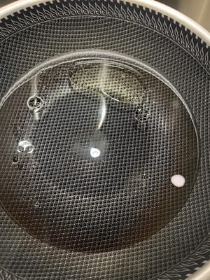 Llena una olla con suficiente agua. Echa un poco de aceite y un poco de sal.