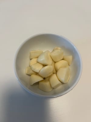 Ajo cortado en trozos grandes