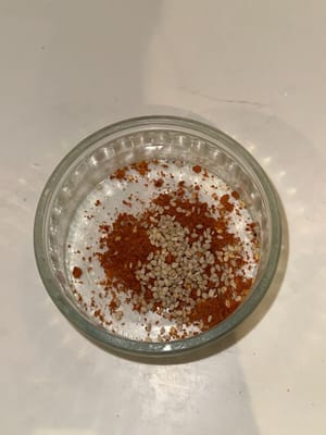 將熱油倒入辣椒粉和芝麻中，製成麵條調味料