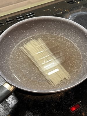 按照包裝上的說明先煮米粉