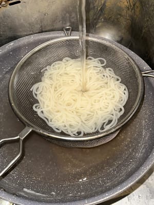 Une fois les nouilles de riz cuites, rincez-les sous l'eau froide