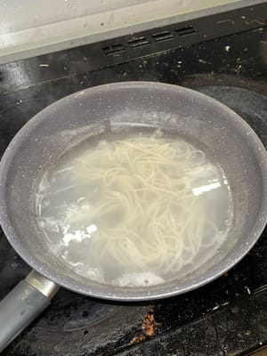 Commencez par cuire les nouilles de riz comme indiqué sur l'emballage