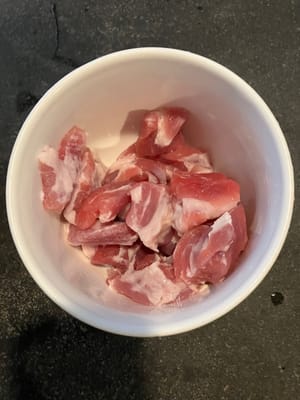 将猪肉清洗几次以除去盐分。
