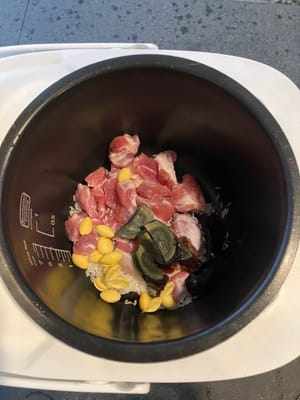 将大米、猪肉、银杏核、千岁蛋（切成8块）放入锅内。
