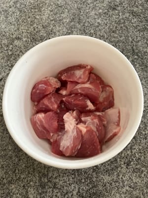 猪肉切丁。无需清洗，用粗盐腌制过夜。