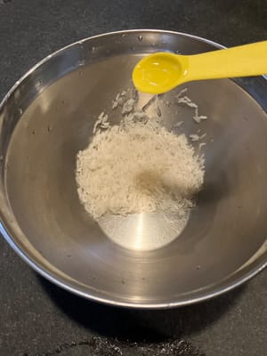 将米稍微淘洗一下。将油和米混合在一起。静置10分钟。这样可以使粥更顺滑、更浓稠。