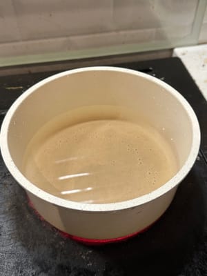 先準備雞蛋。將3杯水煲滾，關火，加入1杯冷水。放入雞蛋，煮15分鐘。