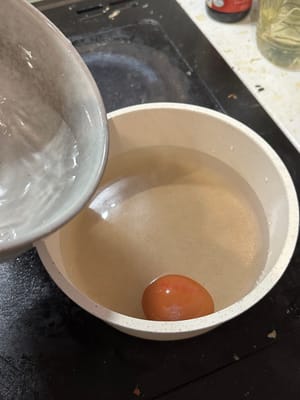 先準備雞蛋。將3杯水煲滾，關火，加入1杯冷水。放入雞蛋，煮15分鐘。