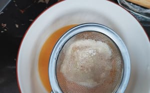 鸡蛋一个，打在碗碗搅拌成粘稠状，过漏上面浮沫打去待用