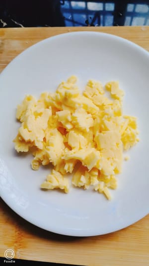 奶酪碎，冰箱拿出来解冻一个小时待用