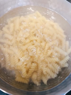 Wasser zum Kochen bringen, Nudeln hinzufügen und gemäß Anleitung eine Minute kochen (wenn in der Anleitung beispielsweise 8 Minuten Kochzeit angegeben sind, kochen Sie sie 7 Minuten, da Sie noch 1–2 Minuten unter Rühren braten).