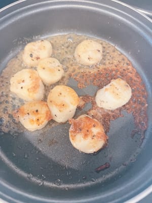Etwas Butter bei schwacher Hitze schmelzen, Jakobsmuschelgewürz (Salz, schwarzen Pfeffer und Knoblauchpulver) hinzufügen, bei mittlerer bis schwacher Hitze goldbraun braten, dann wenden und goldbraun braten (ca. 5–7 Minuten), Jakobsmuscheln herausnehmen.