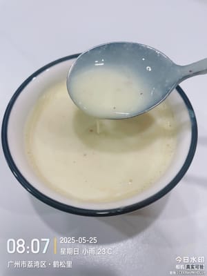 如使用冰糖可忽略此步骤。如使用红枣要去核、切碎备用。我为了使用方便，我用了去核去皮红枣。