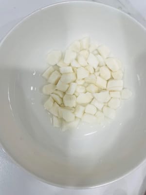 淮山去皮后切成花生米大小的粒（记得戴手套操作，淮山汁会导致手痒）。