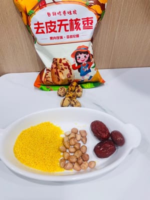 如使用冰糖可忽略此步骤。如使用红枣要去核、切碎备用。我为了使用方便，我用了去核去皮红枣。