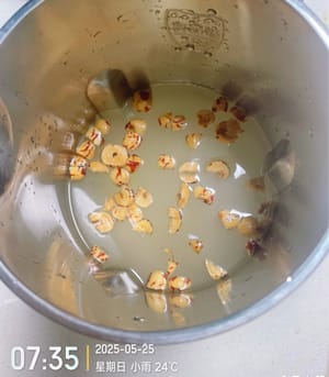将除牛奶以外的所有材料放入豆浆机，加入约1300ml清水，选豆浆功能，就坐等美味吧