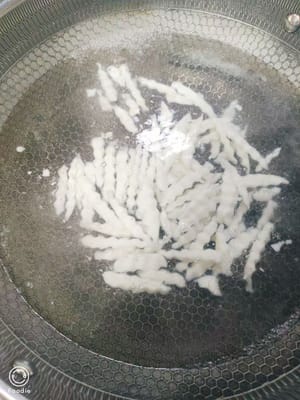 Boil water in a pot, pour in the yam, add a teaspoon of salt and a tablespoon of white vinegar. This will not only add flavor to the yam, but also make it taste crisper and not turn black.