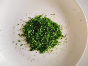 起锅烧油，油热倒入山药和切好的西兰花粹，调味只要加少许盐，少许胡椒粉，大火翻炒两分钟，