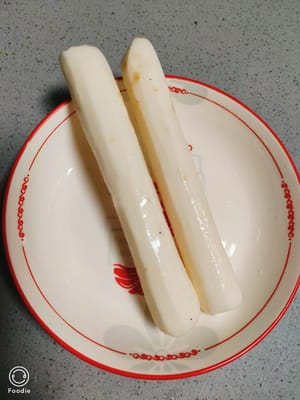 山药去皮，用波纹刀切薄片，家里没有波，用菜刀也行。