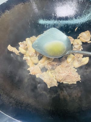 Ente braten:
Nachdem der Wok geräuchert hat, etwas Öl hinzufügen und die Ente darin braten, bis sie von beiden Seiten goldbraun und aromatisch ist. Anschließend einen Löffel Kochwein an den Rand des Woks gießen. Ein prickelnder Duft entfaltet sich.