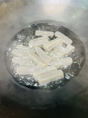 Konjak:
Konjak in fingerdicke Streifen schneiden. Wasser in einem Topf zum Kochen bringen, die Streifen hinzufügen und 2 Minuten kochen lassen. Herausnehmen und abtropfen lassen. Dieser Schritt ist unbedingt erforderlich, da der alkalische Geruch des Konjaks sonst unangenehm sein kann.