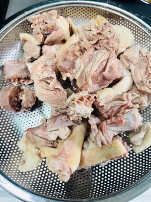 Die Ente waschen und in einen Topf mit kaltem Wasser geben. Etwas Kochwein hinzufügen und mit einigen Sichuan-Pfefferkörnern (Frühlingszwiebeln) und Ingwerscheiben vermengen. Zum Kochen bringen und weitere 5 Minuten köcheln lassen. Die Ente herausnehmen, mit heißem Wasser abspülen, abtropfen lassen und beiseitestellen.