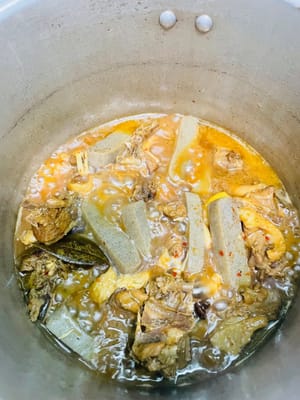 Mit einem Esslöffel Salz würzen und bei mittlerer bis niedriger Hitze ca. 35 Minuten köcheln lassen. Das Bier wird während des gesamten Kochvorgangs verwendet; zusätzliches Wasser wird nicht benötigt. Behalten Sie die Mischung im Auge, wenn sie fast fertig ist, und erhöhen Sie dann die Hitze in den letzten 5 Minuten, um die Sauce einzukochen.