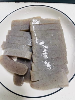 Konjak:
Konjak in fingerdicke Streifen schneiden. Wasser in einem Topf zum Kochen bringen, die Streifen hinzufügen und 2 Minuten kochen lassen. Herausnehmen und abtropfen lassen. Dieser Schritt ist unbedingt erforderlich, da der alkalische Geruch des Konjaks sonst unangenehm sein kann.