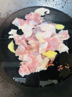 Die Ente waschen und in einen Topf mit kaltem Wasser geben. Etwas Kochwein hinzufügen und mit einigen Sichuan-Pfefferkörnern (Frühlingszwiebeln) und Ingwerscheiben vermengen. Zum Kochen bringen und weitere 5 Minuten köcheln lassen. Die Ente herausnehmen, mit heißem Wasser abspülen, abtropfen lassen und beiseitestellen.