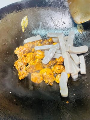 Gewürze und Zutaten hinzufügen:
Einen Esslöffel dunkle Sojasauce dazugeben, die Konjakstreifen hinzufügen und gleichmäßig anbraten. Mit einem Esslöffel Salz würzen. Beachten Sie, dass Pixian Doubanjiang recht salzig ist, also nicht übertreiben. Anschließend eine Dose Bier öffnen und das Bier hineingeben.