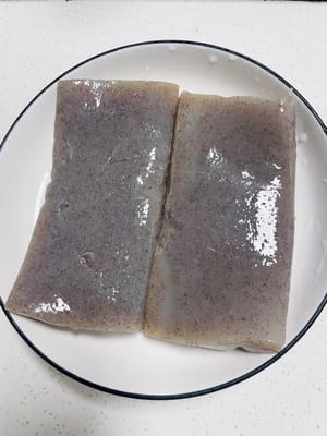 Konjak:
Konjak in fingerdicke Streifen schneiden. Wasser in einem Topf zum Kochen bringen, die Streifen hinzufügen und 2 Minuten kochen lassen. Herausnehmen und abtropfen lassen. Dieser Schritt ist unbedingt erforderlich, da der alkalische Geruch des Konjaks sonst unangenehm sein kann.