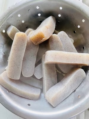 Konjak:
Konjak in fingerdicke Streifen schneiden. Wasser in einem Topf zum Kochen bringen, die Streifen hinzufügen und 2 Minuten kochen lassen. Herausnehmen und abtropfen lassen. Dieser Schritt ist unbedingt erforderlich, da der alkalische Geruch des Konjaks sonst unangenehm sein kann.