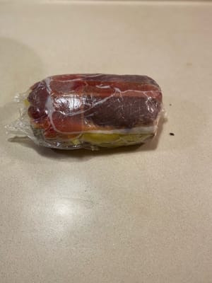 ห่อเวลลิงตันให้แน่นเป็นทรงกระบอก แล้วแช่เย็นในตู้เย็นประมาณ 30 นาที หรือข้ามคืน