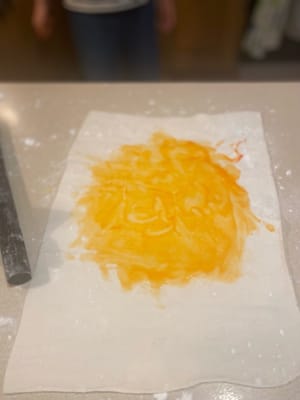 คลึงแป้งพัฟให้เป็นแผ่น แล้วทาไข่แดงตรงกลาง