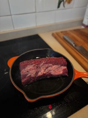 นำเนื้อวัวไปจี่ด้วยไฟแรงจนกระทั่งเกิดเป็นเปลือกสีน้ำตาลทอง (อย่าปรุงเนื้อให้สุกทั้งหมด)