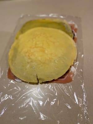 นำไส้กรอกดูเซลล์และเครปมาวางบนแฮมโปรsciutto